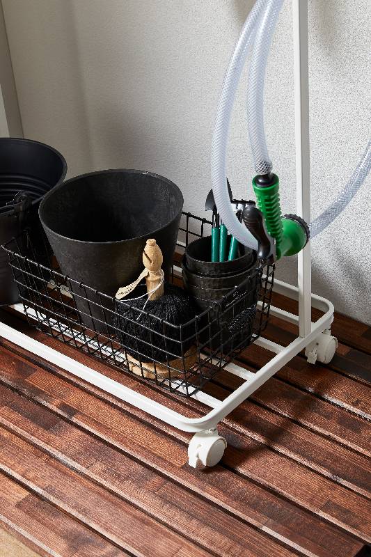 Storage rack with wheels for organizing space